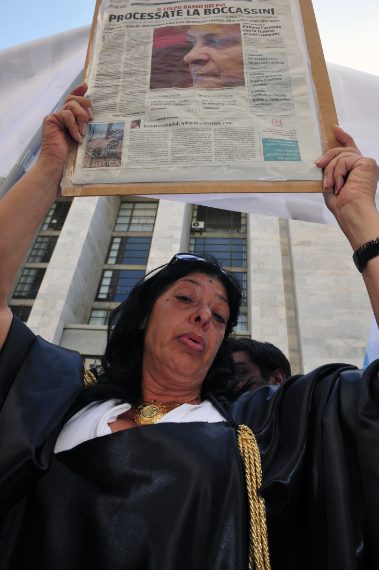 La protesta dei sostenitori di Silvio Berlusconi davanti al Palazzo di Giustizia di Milano nel 2011