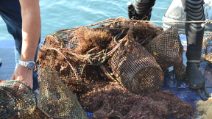 Reti, barze e biciclette recuperate nel mare di Napoli davanti ai Giardini del Molosiglio