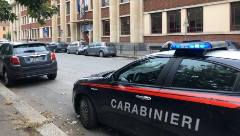 Milano, bimbo di 5 anni precipita dalle scale a scuola: in fin di vita ...