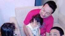 Ariel e Damian, i papà adottivi di Olivia e Victoria. La felicità di una famiglia arcobaleno