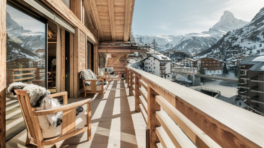 Dove si trova: Zermatt, Svizzera ● Perché sceglierlo: ha l’accesso diretto alle piste e si trova a pochi passi dal centro di Zermatt. ● Numero di ospiti: 10 persone ● Tra i Servizi Airbnb Luxe: babysitter, chef, maggiordomo, autista, spa, noleggio attrezzatura ● Prezzo: a partire da €16.942,00