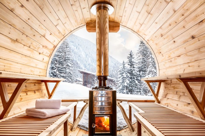 Dove si trova: Chamonix, Francia ● Perché sceglierlo: la sua spa fatta a igloo è un rifugio perfetto dopo una giornata sulle piste. ● Numero di ospiti: 10 persone ● Tra i Servizi Airbnb Luxe: babysitter, maggiordomo, autista, spa, palestra ● Prezzo: a partire da €1.923,00
