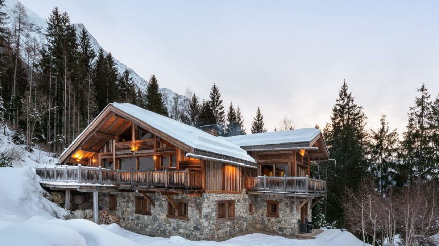 Dove si trova: Chamonix, Francia ● Perché sceglierlo: immersi nella pineta, potrete concedervi una pausa dalla quotidianità. ● Numero di ospiti: 10 persone ● Tra i Servizi Airbnb Luxe: piscina, babysitter, chef, maggiordomo, autista, spa ● Prezzo: a partire da €1.307,00