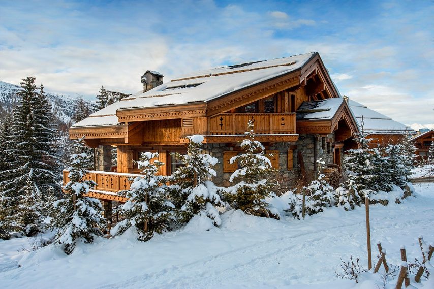 Dove si trova: Les Allues, Francia ● Perché sceglierlo: tra i servizi che offre, c’è anche un cinema privato! ● Numero di ospiti: 10 persone ● Tra i Servizi Airbnb Luxe: chef, autista, babysitter, maggiordomo, spa, noleggio auto ● Prezzo: a partire da €4.133,00