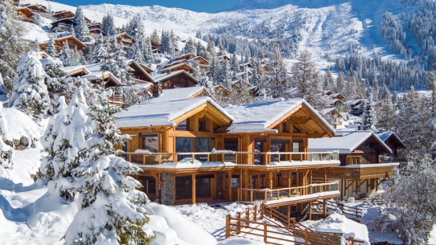 Dove si trova: Bagnes, Svizzera ● Perché sceglierlo: con finestre su tutti i lati, gode di una vista incredibile sul Monte Bianco ● Numero di ospiti: 12 persone ● Tra i Servizi Airbnb Luxe: babysitter, chef, maggiordomo, autista, spa ● Prezzo: a partire da €3.184,00