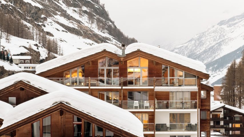Dove si trova: Zermatt, Svizzera ● Perché sceglierlo: perfetto per chi scia, si trova vicino alla funicolare Sunnegga Express ● Numero di ospiti: 10 persone ● Tra i Servizi Airbnb Luxe: babysitter, chef, maggiordomo, autista, spa ● Prezzo: a partire da €1.442,00