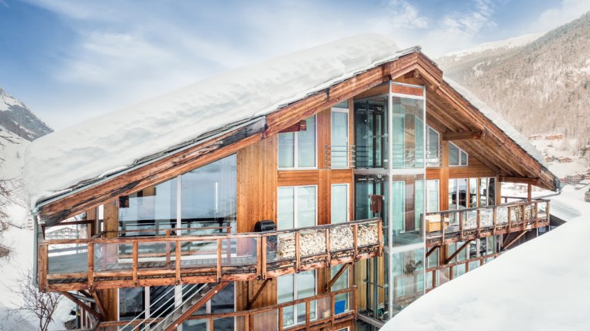 Dove si trova: Zermatt, Svizzera ● Perché sceglierlo: con le sue pareti in vetro, vi sembrerà di stare all’aria aperta. ● Numero di ospiti: 8 persone ● Tra i Servizi Airbnb Luxe: babysitter, chef, maggiordomo, autista, spa ● Prezzo: a partire da €1.009,00