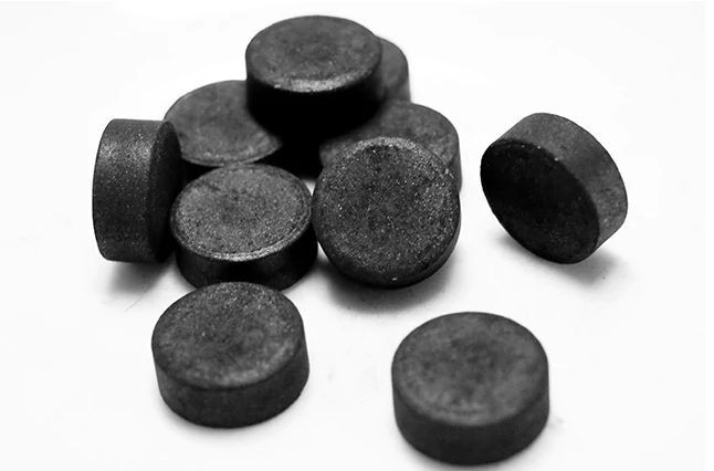 "Se dobbiamo essere in forma per indossare un vestito particolarmente aderente, il carbone vegetale può essere un ottimo alleato. Ma attenzione: elimina soltanto temporaneamente il problema e può provocare, a causa della sua funzione assorbente, delle interazioni con i farmaci, vanificandone l'effetto".