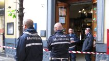 Napoli, giovane ferisce a colpi di coltello tabaccaio e vigile urbano durante una rapina