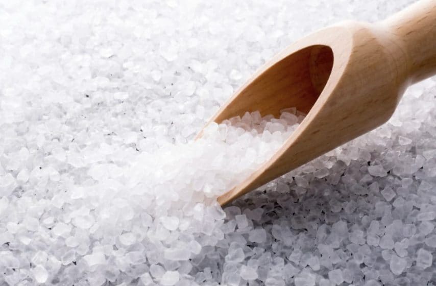 Aggiungete il sale sul fondo della padella prima della cottura dell'olio, eviterà la formazione dell'acqua.