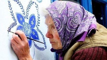 Ha trasformato il suo villaggio dipingendo su tutte le case e ha lasciato un ricordo indelebile