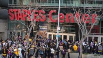 Staples Center, l'ultimo saluto a Kobe Bryant e alla figlia Gianna