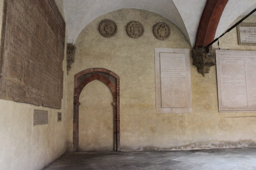 Nel cortile del Palazzo Comunale c’è una porta murata da 600 anni, a ricordo di una ribellione dei bolognesi alle ingerenze del Papa