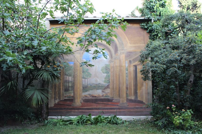 Un meraviglioso trompe l’oeil nascosto in Piazza Aldrovandi