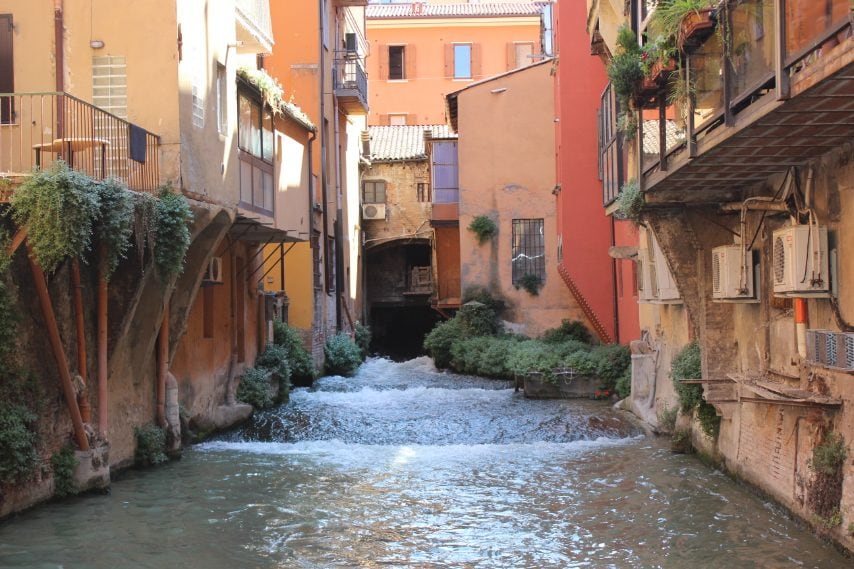 La cascata del canale delle Moline è, per turisti e bolognesi, una delle sorprese più inaspettate, soprattutto quando se ne sente il rumore da lontano e non si capisce da dove provenga