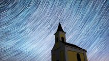 La pioggia di meteoriti nel cielo notturno: le foto creano un effetto meraviglioso