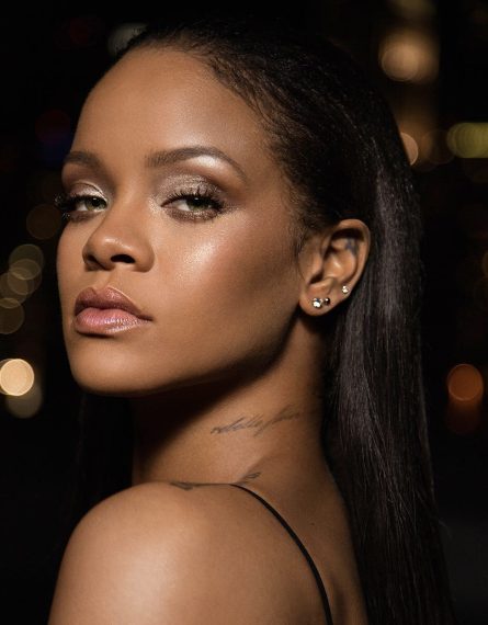 Sul collo ha tatuato "Rebelle fleur", invertendo l'ordine delle parole.