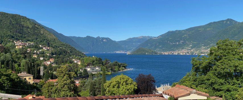 Villa Melzi d'Eril e Villa Balbaniello viste dall'Agriturismo il Colle di Bellagio (https://www.bookingbellagio.com/it/ospitalita/il-colle-agriturismo/)