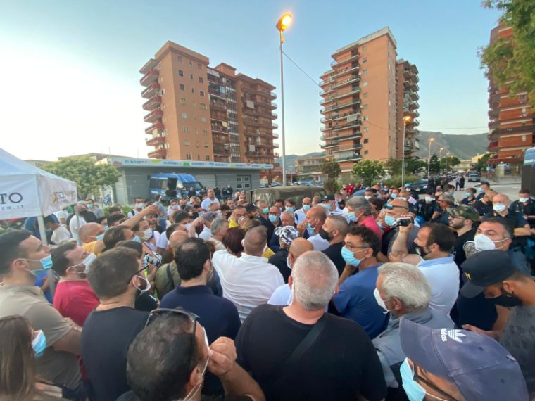 Mondragone, i palazzi ex Cirio sono semivuoti luci spente e tapparelle abbassate Mondragone, i palazzi ex Cirio sono semivuoti luci spente e tapparelle abbassate