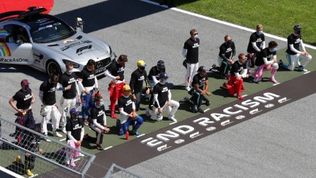 Formula 1, i piloti si inginocchiano sulla linea del traguardo contro il razzismo
