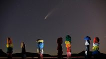 Stati Uniti, la cometa Neowise sopra l'opera Seven Magic Mountains in Nevada