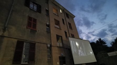 Milano, film nei cortili delle case popolari: la magia di 'Scendi c'è il cinema'