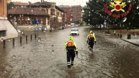 Esonda il Seveso: nelle strade di Milano arrivano i sommozzatori dei vigili del fuoco