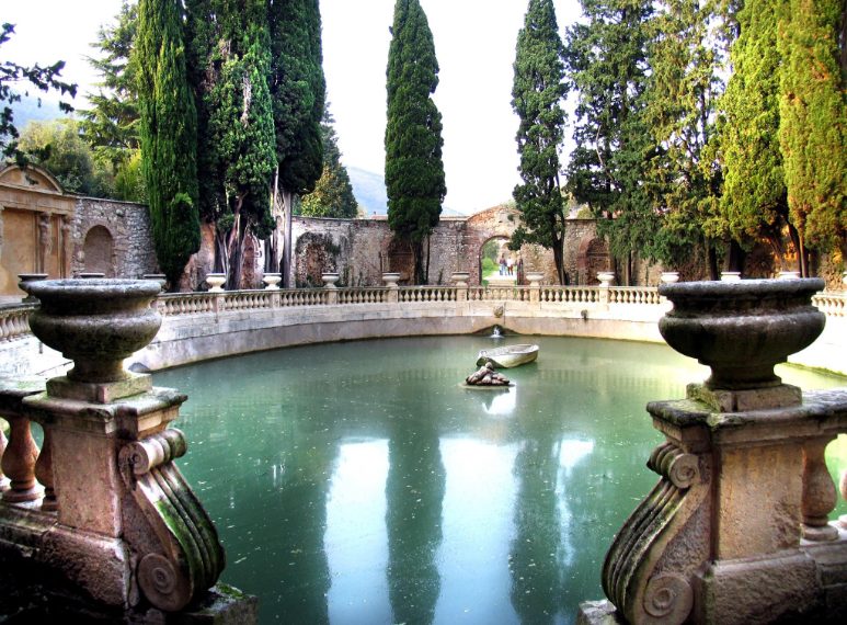Un mondo magico a due passi dal centro di Verona con un’enorme peschiera e grotte sorprendentemente decorate