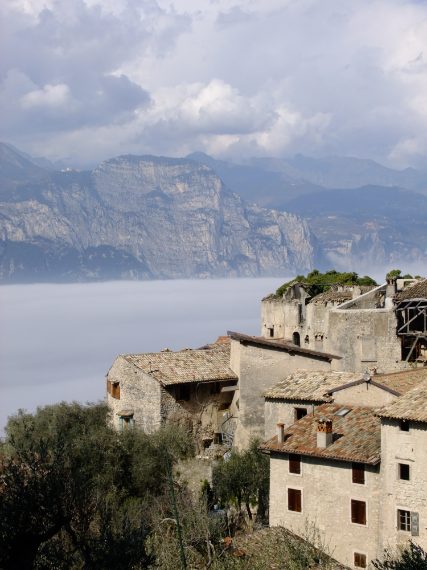 Un antichissimo borgo di pietra, quasi disabitato, circondato da olivi e raggiungibile solo a piedi che si affaccia sul Lago di Garda.