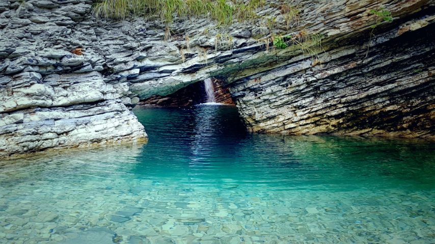 Un gioiello dalle acque cristalline immerso nel bosco della Valbelluna.