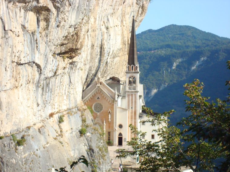 Un santuario a strapiombo sulla Val d’Adige con una vista spettacolare