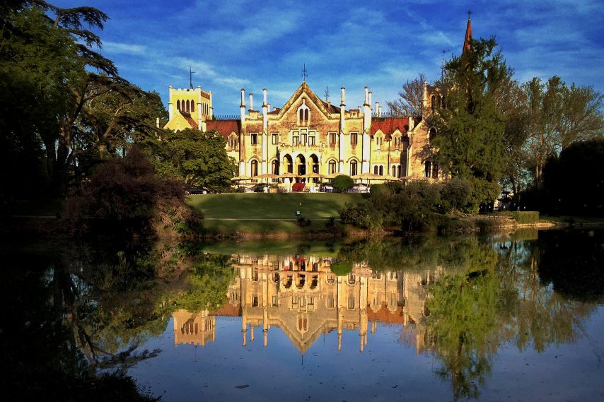 Un castello gotico che sembra uscito da una fiaba nella campagna trevigiana con un parco meraviglioso. Foto Tony Martin