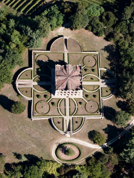 Una villa capolavoro dell’architettura tardo-rinascimentale, un vero e proprio teatro affacciato sui colli Euganei. Foto di Stefano Maruzzo.