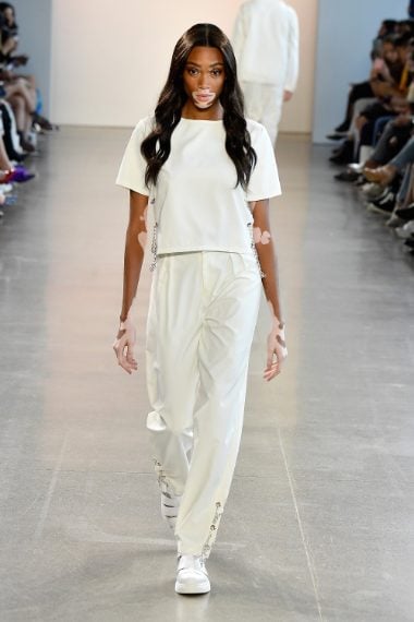 La modella ha portato la T-shirt bianca in passerella, nel corso di una sfilata.