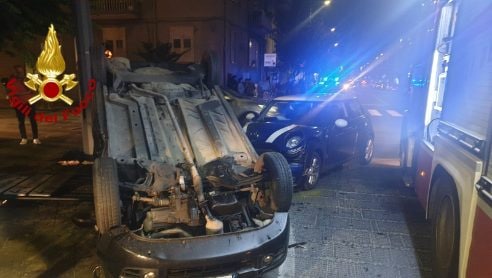 Auto si ribalta in un incidente, quattro ragazzi in ospedale ad Avellino