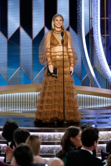 L'abito indossato in questa recente occasione è un Fendi color nocciola con ampia gonna a balze e top con maniche a sbuffo trasparenti.