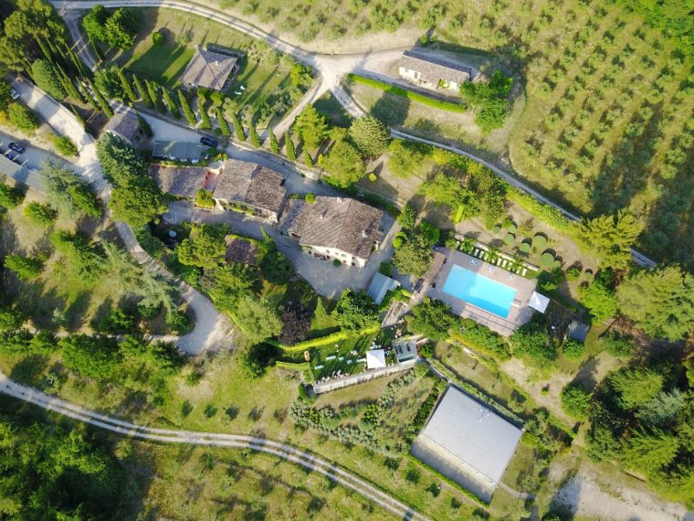 Situato a 12 km da Todi, la proprietà immobiliare è ricavata dal sapiente recupero di un borgo rurale di fine Settecento ed è composto da 7 unità su 7 ettari di terreno coltivato ad oliveto.