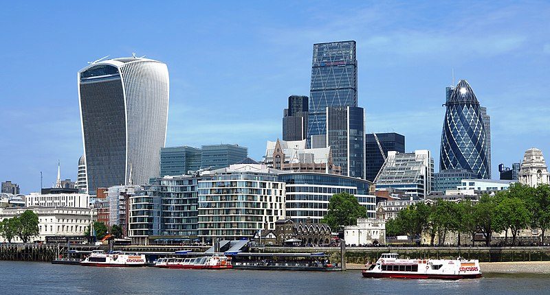 Con 41 piani e alto 180 metri, il 30 St Mary Axe è più comunemente conosciuto come il Cetriolo per la sua forma affusolata. Insieme agli altri grattacieli circostanti hanno definito il nuovo skyline di Londra.