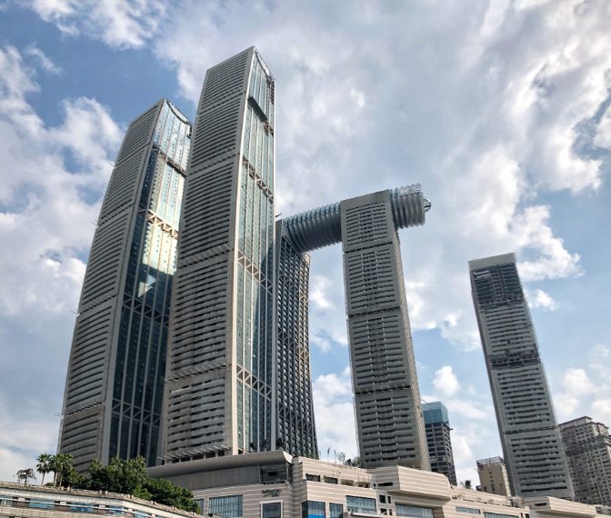 Raffles City Chongqing è un complesso di otto edifici nel distretto di Yuzhong , Chongqing , Cina. È dotato di uno skybridge orizzontale lungo 300 metri chiamato "Crystal" che collega la parte superiore di quattro dei grattacieli