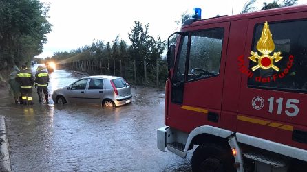 Maltempo Avellino, strade allagate, automobilisti bloccati in auto e alberi caduti