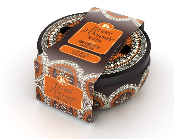 La candela Tesori d'Oriente Fiori di Loto ha un profumo fiorito, dolce, intenso e seducente e costa 6,90 euro.