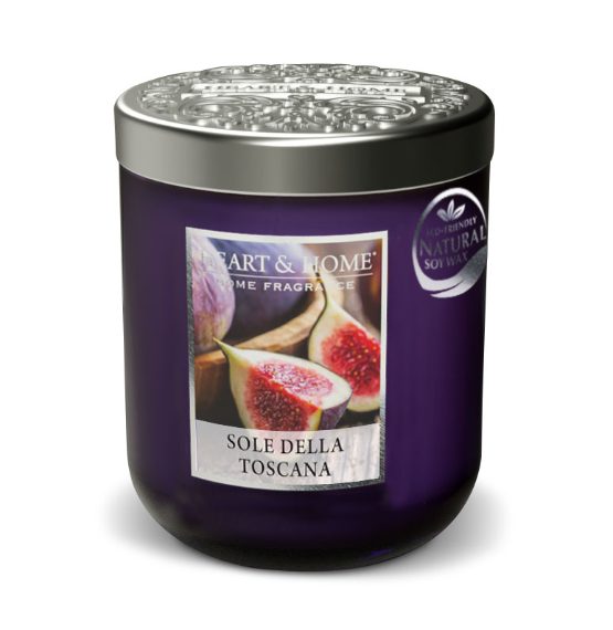Giara in vetro colorato, imboccatura ampia, coperchio color argento col logo del brand: Sole della Toscana è la proposta di Heart & Home per l'autunno 2020. Il profumo è caratterizzato da note fruttate (fico, lamponi, pesca, albicocca). La giara da 115 gr costa 11 euro.