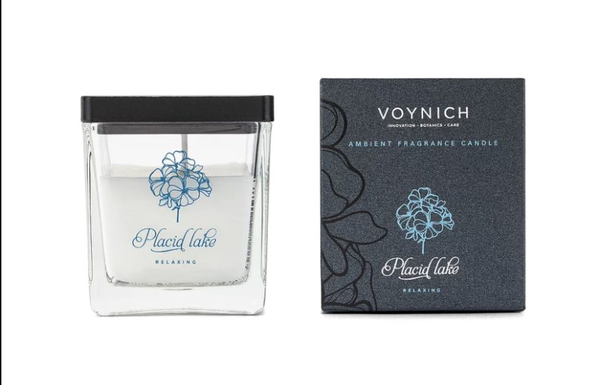 A differenza delle comuni candele in paraffina, questo brand utilizza cera top quality blend di origine vegetale minerale. La formula consente un rilascio della fragranza graduale, ma risulta più persistente. Placid Lake presenta una nota talcata portata dal muschio bianco e una nota fiorita portata dalle essenze di iris, fresia e violetta. Da Pinalli la candela da 180 gr costa 26,90 euro.