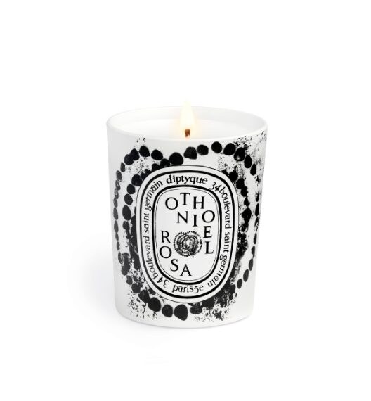 Othoniel Rosa nasce dalla collaborazione tra Diptyque e Jean-Michel Othoniel. La fragranza di rosa piperita si combina a quella del vetivèr. Il prezzo della giara da 190 gr è pari a 60 euro.