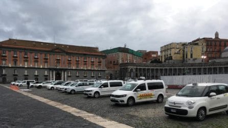 Coprifuoco Napoli, protesta dei tassisti in piazza del Plebiscito