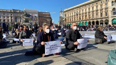 Milano, protesta dei ristoratori: piazza Duomo diventa un ristorante a cielo aperto
