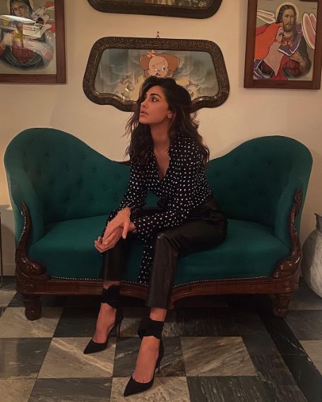 Camicia Saint Laurent, scarpe Louboutin, pantaloni di Zara