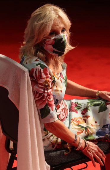 Durante il dibattito presidenziale finale a Nashville Jill Biden ha indossato un abito azzurro Dolce & Gabbana con mascherina abbinata.
