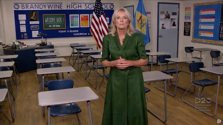 In un'aula della Brandywine High School di Wilmington, Jill Biden ha tenuto un discorso agli studenti indossando un abito della collezione Primavera 2020 di Brandon Maxwell.