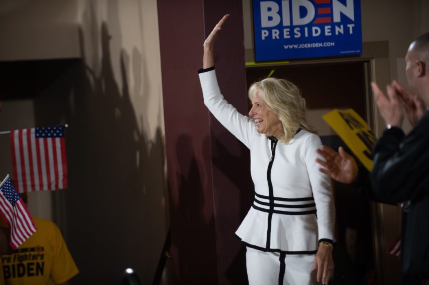 Uno dei look più eleganti della first lady, quello con cui ha inaugurato la campagna elettorale del marito: un tailleur black&white con peplo.